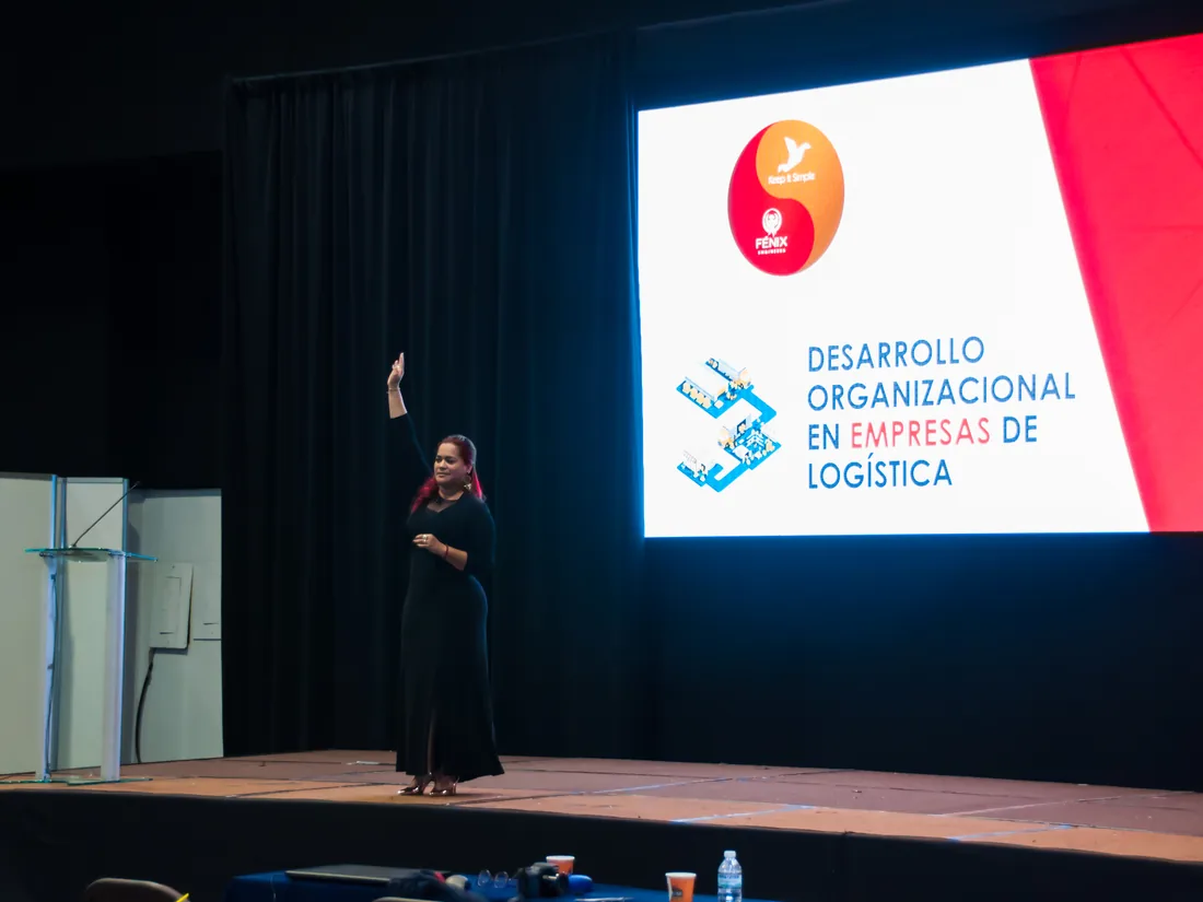 Kenelva Castrillón en el escenario de un congreso