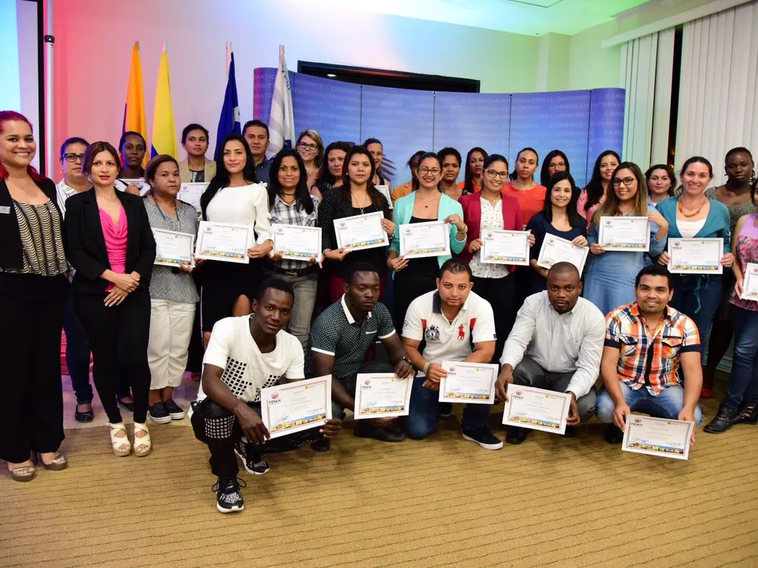 Grupo de participantes con sus certificados de formación