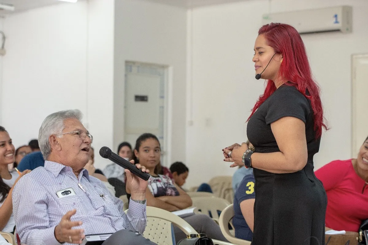 Kenelva Castrillón escuchando a un participante durante una sesión